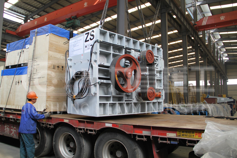 輥式制砂機發貨現場實拍